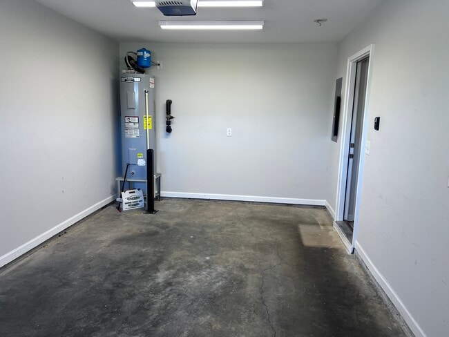 Building Photo - 3250 Clemons Cir