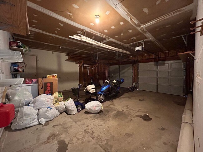 Building Photo - Four Bedroom Duplex in Kentwood - $400 OFF 1st Month!