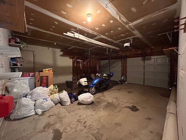 Building Photo - Four Bedroom Duplex in Kentwood - $400 OFF your 1st Month, Move-in by 2/15/26