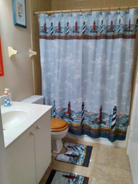 Guest Bath - 1220 SE 40th St