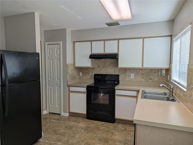 Building Photo - 3120 Summer House Dr