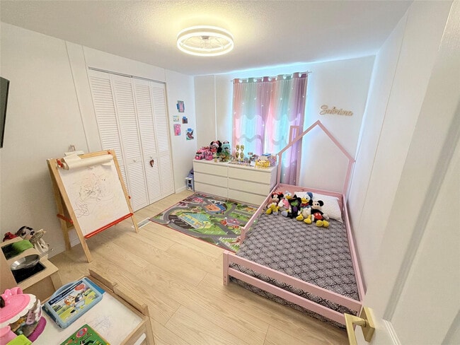 Building Photo - 5221 SW 25th Ave