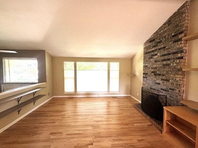 Building Photo - 3 bedroom in Bellevue WA 98006
