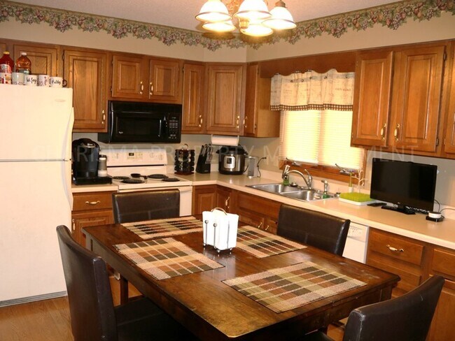 Building Photo - 4 BEDROOM, 2 BATH HOME IN EAST SIOUX FALLS! DOUBLE ATTACHED GARAGE! FENCED IN BACKYARD!