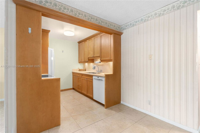Building Photo - 2301 Lucaya Bend