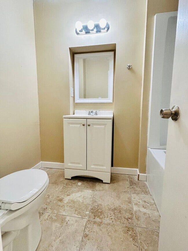 Building Photo - Cute Home, Close to Fort Riley