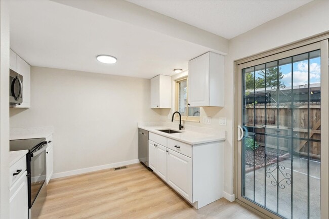Building Photo - Adorable and Spacious Golden Townhome