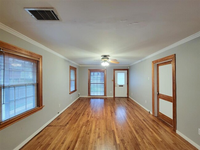 Building Photo - 810 E 28th St