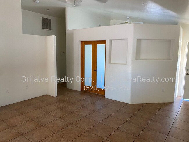 Building Photo - Lovely 2 BR, 2 BA House on the Westside (G...