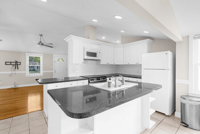 Building Photo - 2217 Doris Dr