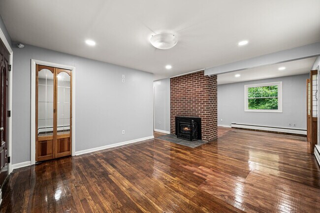 Building Photo - 25 E Pennsbury Way
