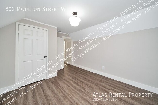 Building Photo - 802 Moulton St W