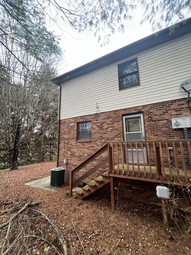 Building Photo - Renovated Home Near Virginia Tech