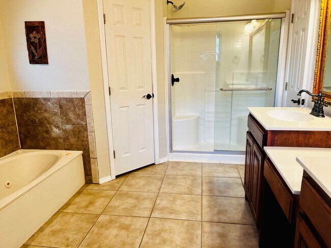 Building Photo - Gorgeous 3BD 2BA with Bonus Office Space in Del City!!