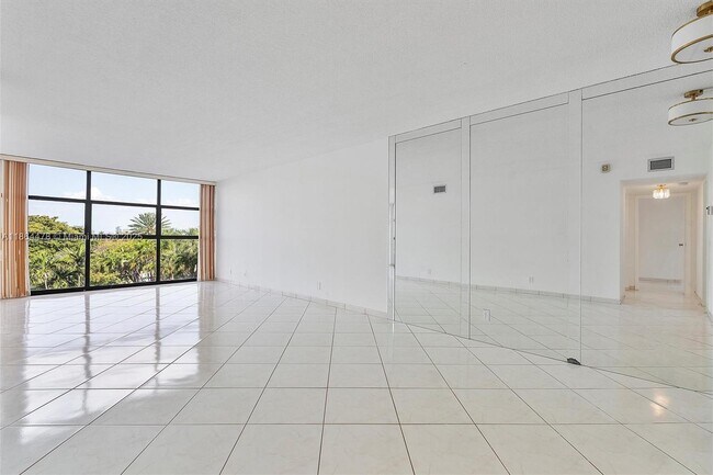 Building Photo - 600 Parkview Dr