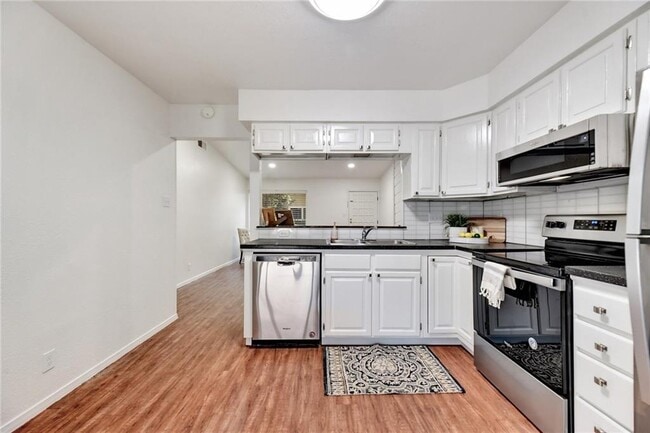 Building Photo - 11904 Broad Oaks Dr