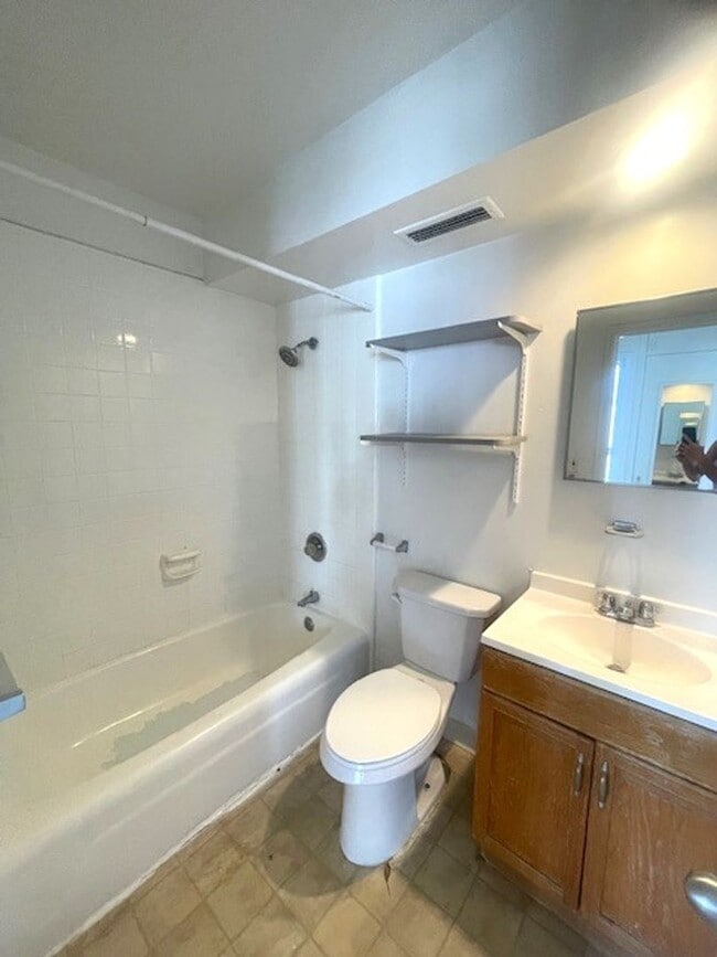 Building Photo - 3 Bedroom / 1.5 Bath in Honolulu