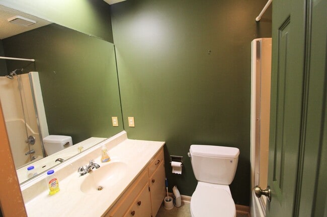 Building Photo - For Rent: Spacious Ranch-Style Home with S...