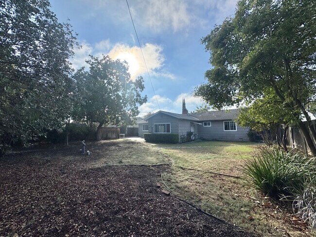 Building Photo - Stunning 3-bedroom, 2-bathroom home with a bonus room/office!