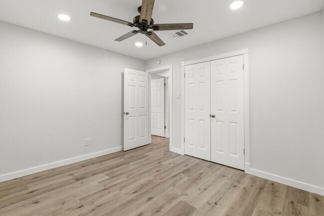 Building Photo - 15215 Parkville Dr