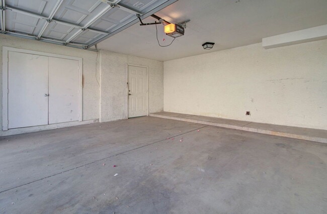 Building Photo - 2202 W Glenrosa Ave