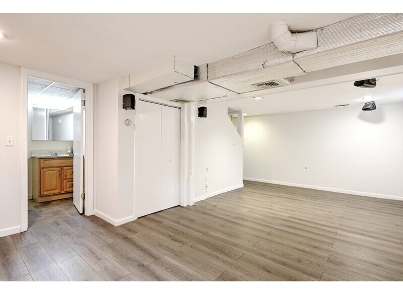 Building Photo - 103 Walnut St