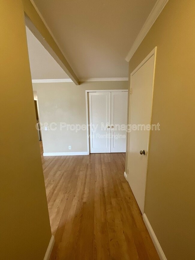 Building Photo - 3872 Tiverton Dr