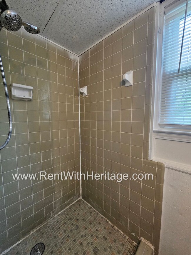 Building Photo - Amazing 4 Bedroom/ 2 Bath Home / Bonus Roo...