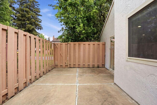 Building Photo - 2524 Roblar Ln