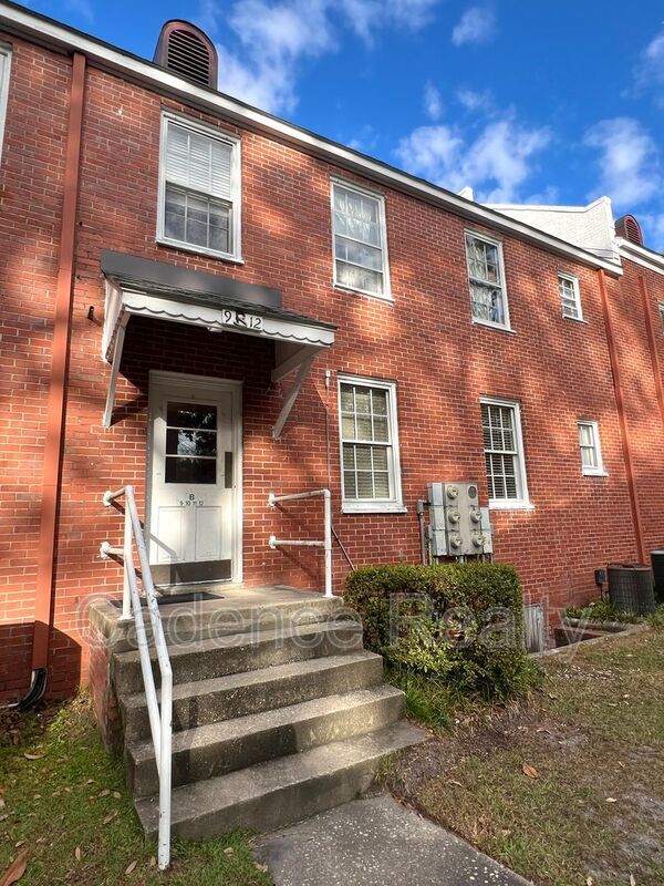 Building Photo - 2940 Oleander Dr