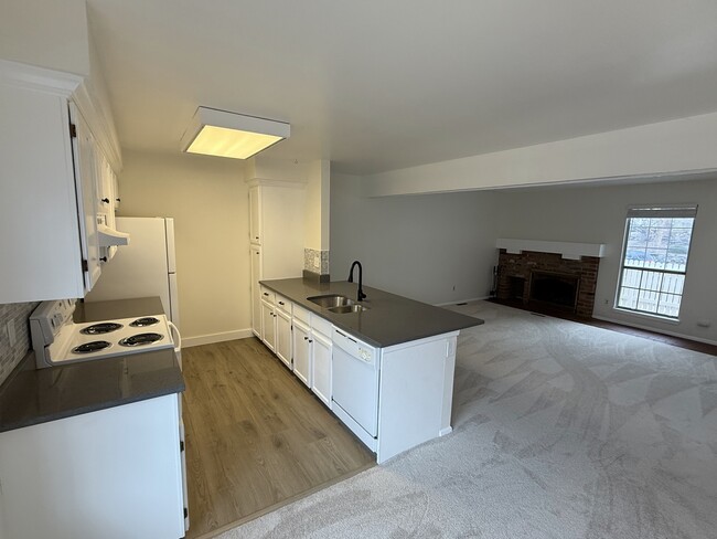 Building Photo - 2811 W Long Dr