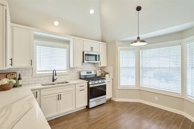 Building Photo - 12307 White River Dr