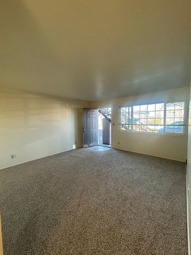 Building Photo - (964) 1 Bedroom / 1 Bathroom - Under New Management! **MOVE-IN SPECIAL**