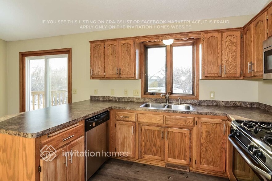 Building Photo - 3746 Hamlet Ave N