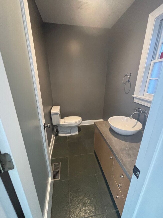 Building Photo - 2 Bedroom 2.5 Bathroom in The Charleston P...