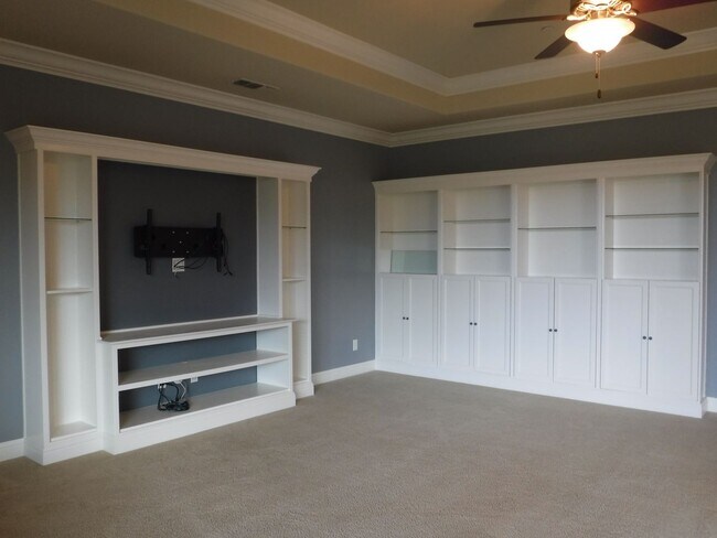 Building Photo - Lovely 4 Bedroom Home!