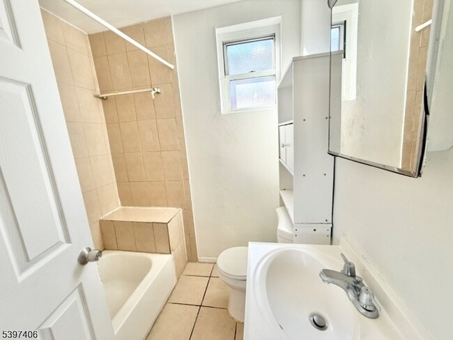 Building Photo - 524 Mulberry St