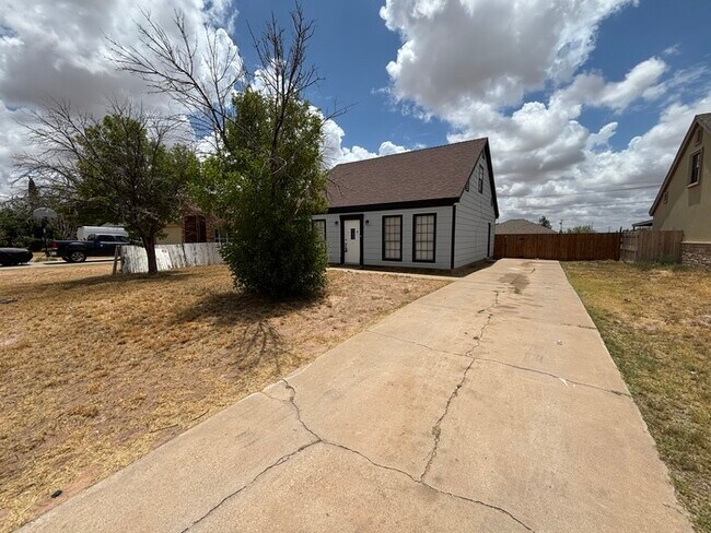 Building Photo - 3 bed 2 bath home