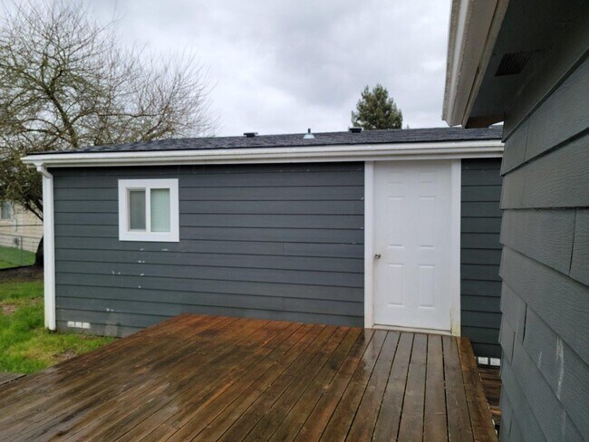 Building Photo - 930 NW Donahoo St