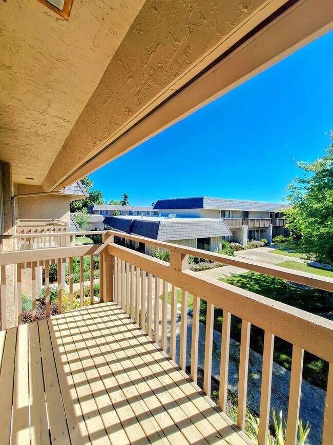 Building Photo - Beautiful & Spacious 3bd Townhouse w/Detached Garage