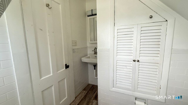 Building Photo - 84 Alcove St