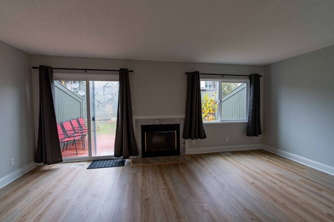 Building Photo - Charming 3 Bed 1.5 Bath Townhome in Wood Village!