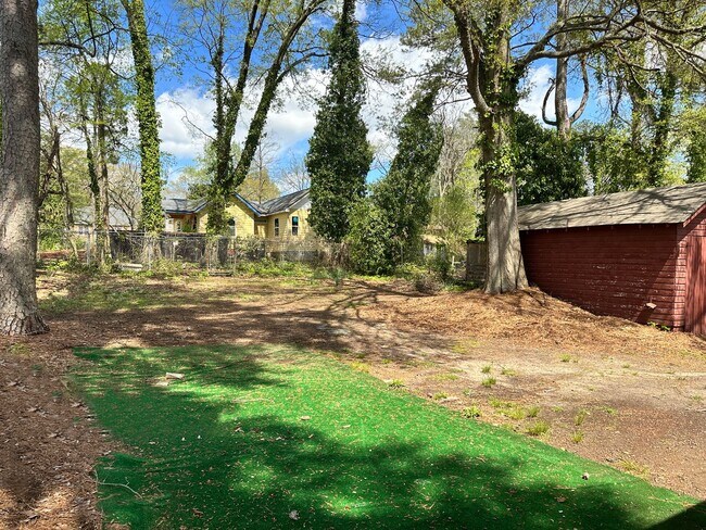 Building Photo - 2 bedroom 1 bath bungalow in the heart of ...
