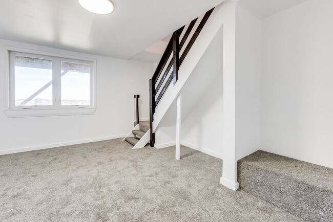 Building Photo - AVAILABLE NOW - Beautiful 3 Bedroom Home w...