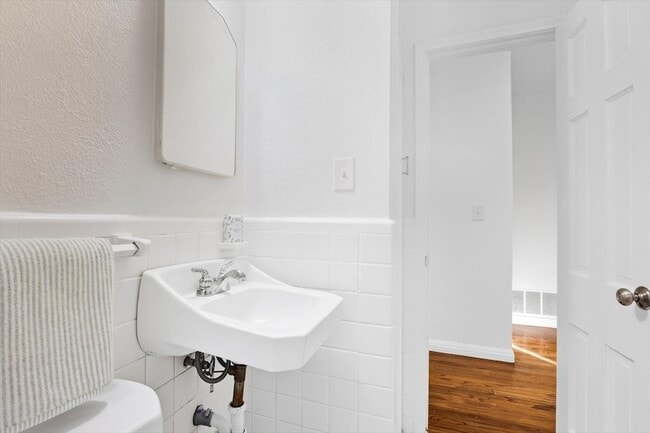 Building Photo - 6417 Darwood Ave