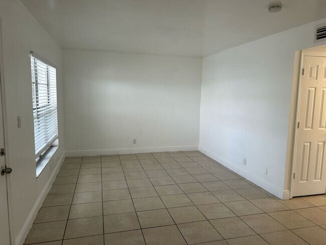 Building Photo - 401 SW 13th Pl