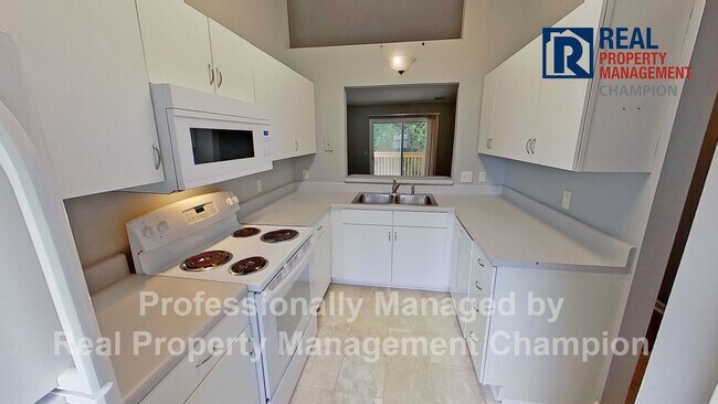 Building Photo - 3 BD/2 BA Upper Unit Condo in Hawthorne Park