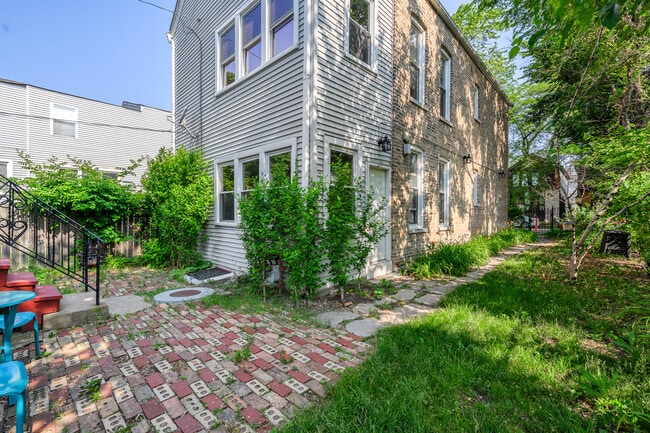 Building Photo - 3521 W Cortland St