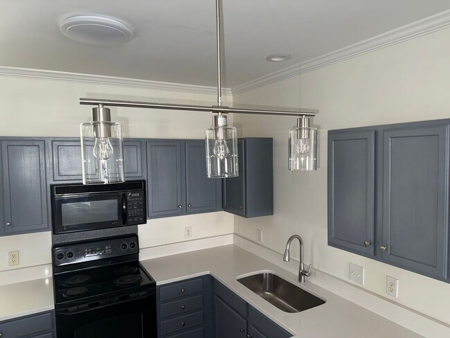 Building Photo - Renovated Cornelius Condo | Two Covered Balconies | Walk to Downtown & Antiquity | Lake Norman Area