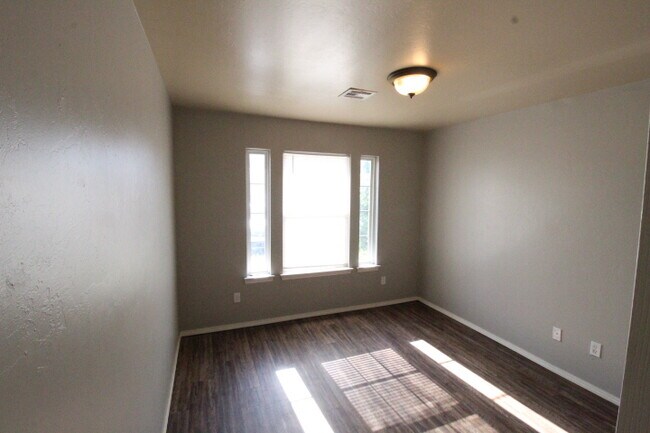 Building Photo - 12221 Biltmore Dr